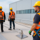 prevención de accidentes en trabajos en altura con equipos de seguridad y medidas preventivas en cubierta industrial