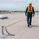 instalación profesional de líneas de vida con técnicos especializados trabajando en sistema de seguridad industrial