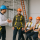 formación en seguridad para trabajos en altura con instructor enseñando uso de EPIs y técnicas de seguridad