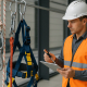 inspección de equipos de seguridad en altura con técnico verificando arneses y sistemas de protección