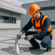 mantenimiento preventivo de líneas de vida con técnico realizando inspección y conservación de sistema de seguridad